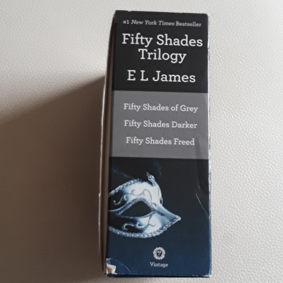 🔥🔥🔥HOT🔥🔥🔥 Fifty Shades Trilogy by EL James - Picture 2 of 5